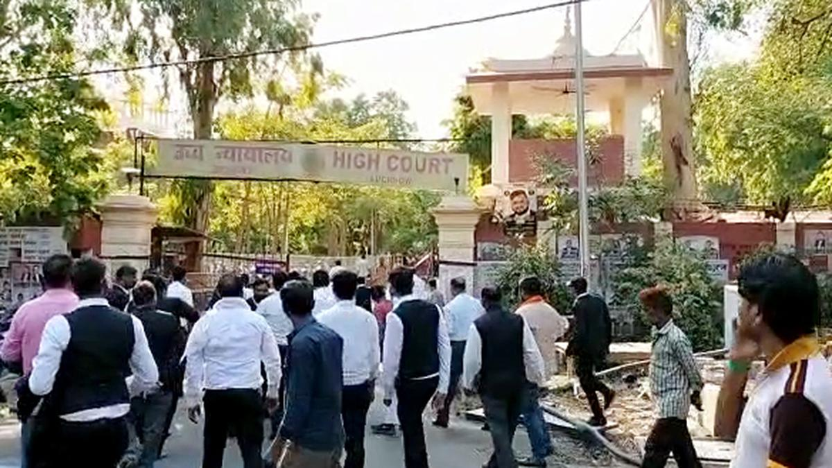 Gangster shot dead in Lucknow court by a man dressed as a lawyer (ANI)