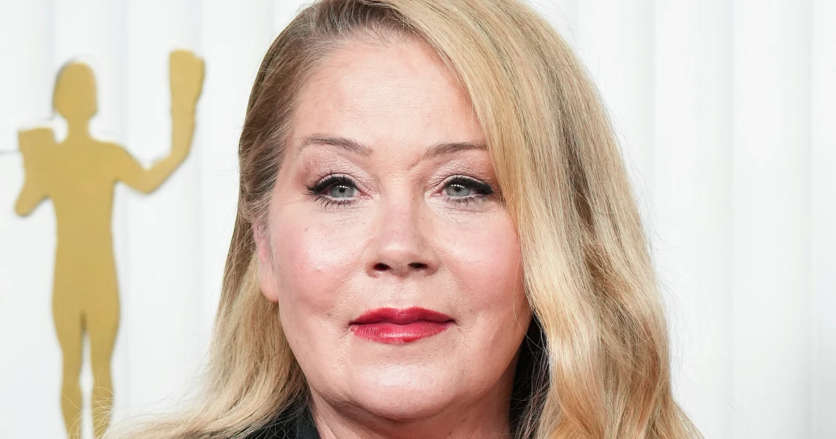 Christina Applegate is hooked on “Love Island”